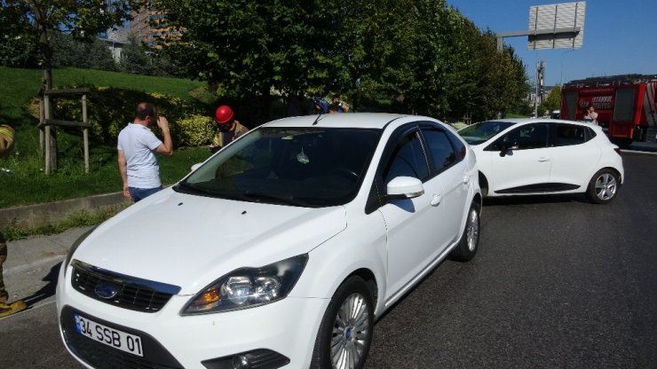 OTOMOBİL ELEKTRİK DİREĞİNE ÇARPTI: 2 YARALI