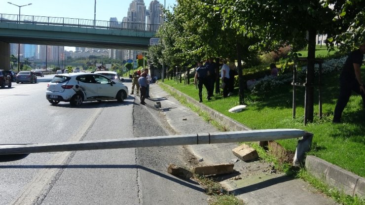 OTOMOBİL ELEKTRİK DİREĞİNE ÇARPTI: 2 YARALI