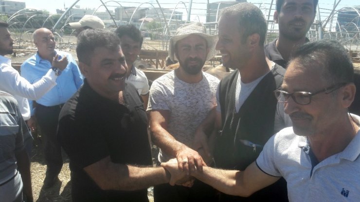 KURBAN ÇADIRLARI BİR YANDAN TOPLANIRKEN BİR YANDAN PAZARLIKLAR SÜRÜYOR