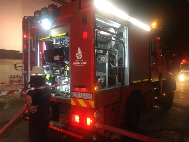 KADIKÖY’DE BİR APARTMANIN ÇATISI ALEV ALEV YANDI