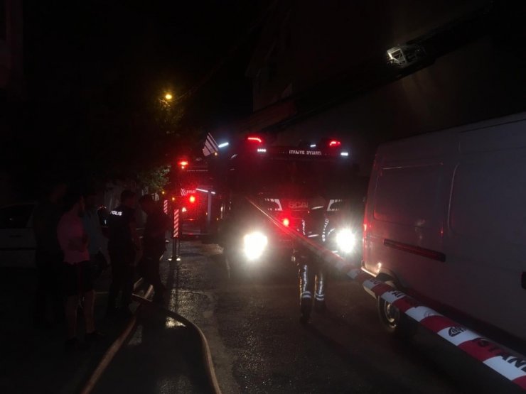 KADIKÖY’DE BİR APARTMANIN ÇATISI ALEV ALEV YANDI