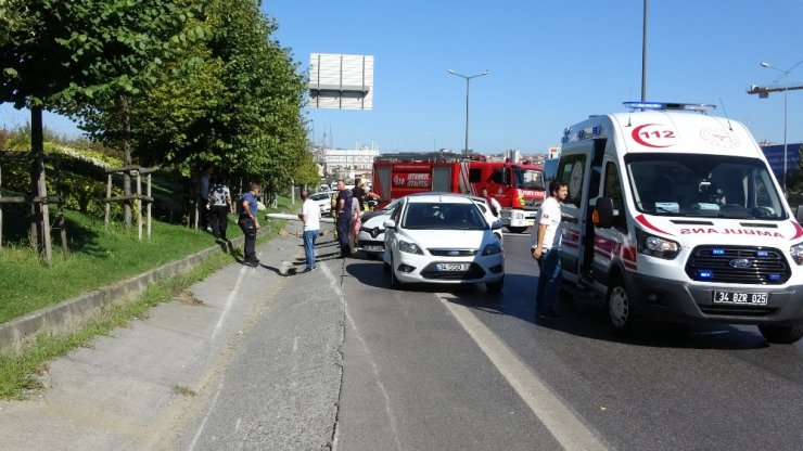 OTOMOBİL ELEKTRİK DİREĞİNE ÇARPTI: 2 YARALI
