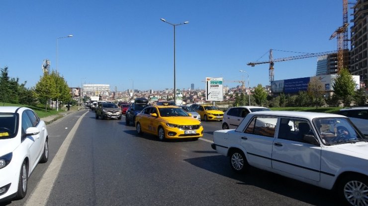 OTOMOBİL ELEKTRİK DİREĞİNE ÇARPTI: 2 YARALI