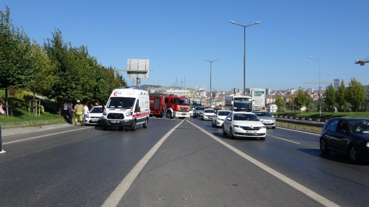 OTOMOBİL ELEKTRİK DİREĞİNE ÇARPTI: 2 YARALI