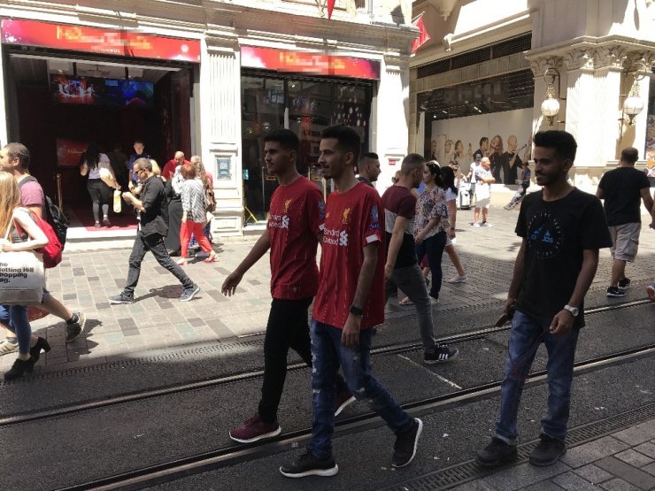 LİVERPOOL VE CHEALSEA TARAFTARLARI TAKSİM’DE GEZİP DÖNER YEDİ