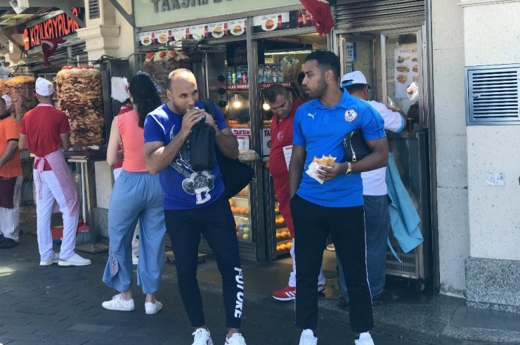 LİVERPOOL VE CHEALSEA TARAFTARLARI TAKSİM’DE GEZİP DÖNER YEDİ