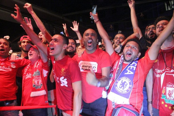 Liverpoollu Taraftarlar İstanbul’da Doyasıya Eğlendi