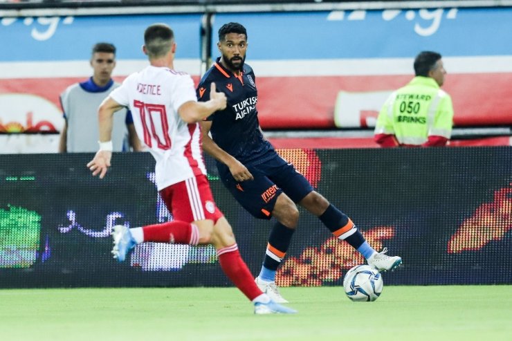 Olympiakos ile Başakşehir Atina'da karşı karşıya geldi.