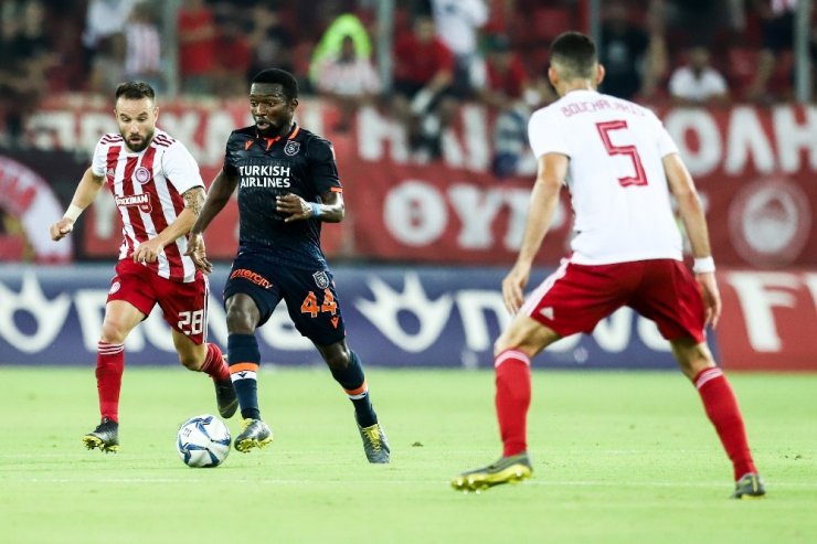 Olympiakos ile Başakşehir Atina'da karşı karşıya geldi.