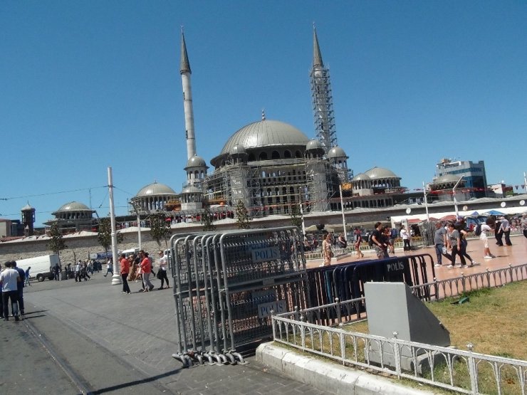 LİVERPOOL VE CHEALSEA TARAFTARLARI TAKSİM’DE GEZİP DÖNER YEDİ