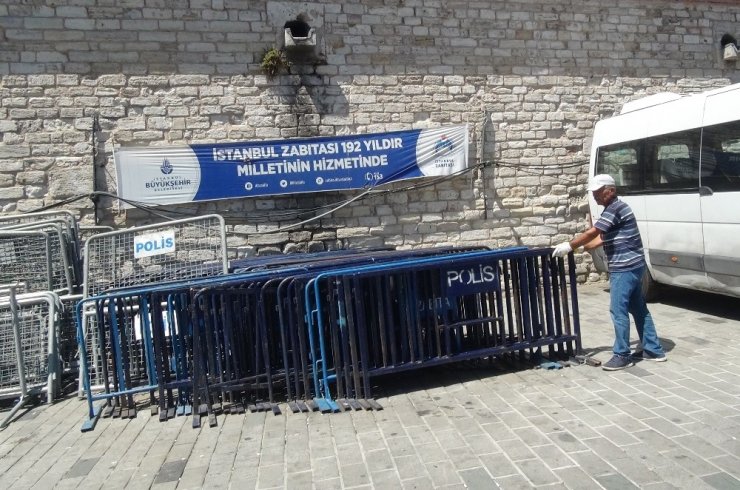 LİVERPOOL VE CHEALSEA TARAFTARLARI TAKSİM’DE GEZİP DÖNER YEDİ