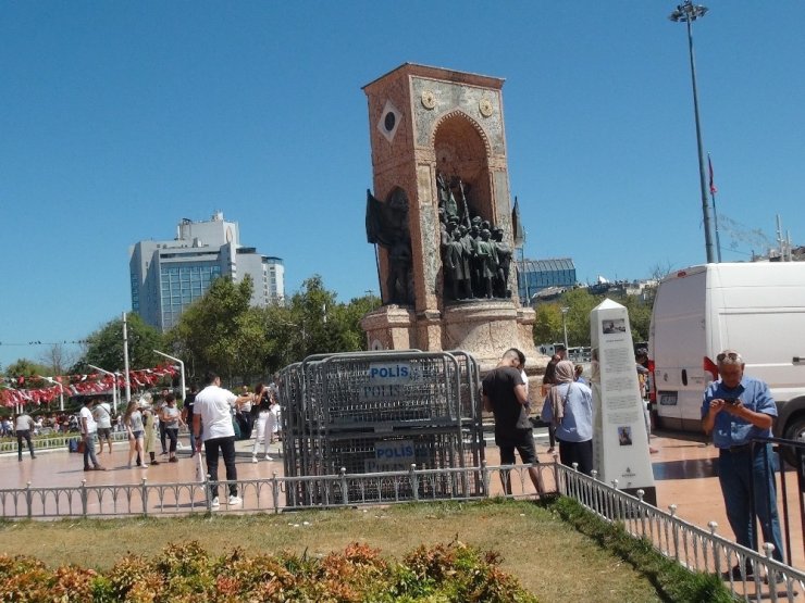 LİVERPOOL VE CHEALSEA TARAFTARLARI TAKSİM’DE GEZİP DÖNER YEDİ