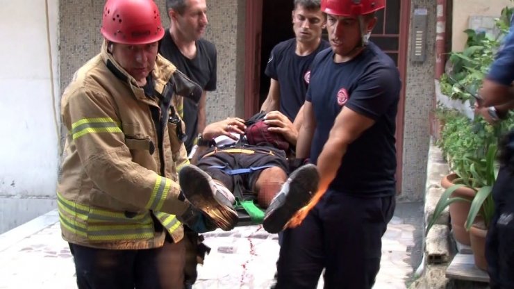 Oğluyla Kavga Etti, Yan Binanın Çatısına Düştü