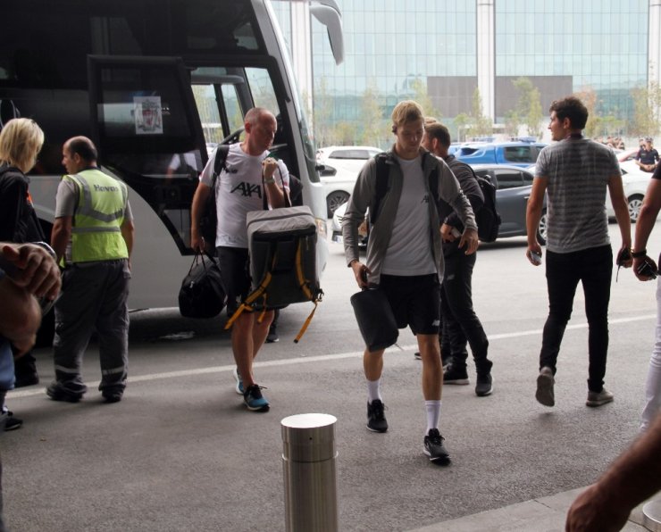 SÜPER KUPA’YI KALDIRAN LİVERPOOL, İNGİLTERE’YE DÖNDÜ