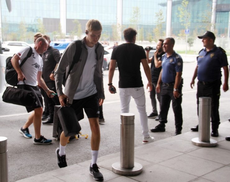 SÜPER KUPA’YI KALDIRAN LİVERPOOL, İNGİLTERE’YE DÖNDÜ