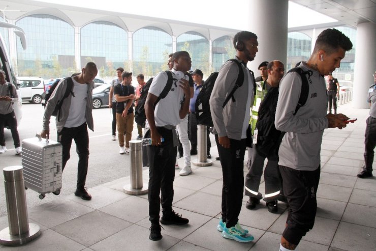 SÜPER KUPA’YI KALDIRAN LİVERPOOL, İNGİLTERE’YE DÖNDÜ