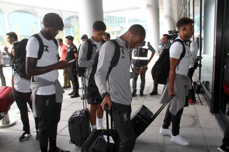 SÜPER KUPA’YI KALDIRAN LİVERPOOL, İNGİLTERE’YE DÖNDÜ