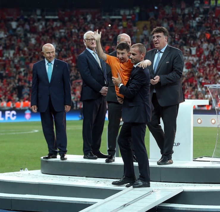 UEFA Süper Kupayı Liverpool, kupasını aldı.