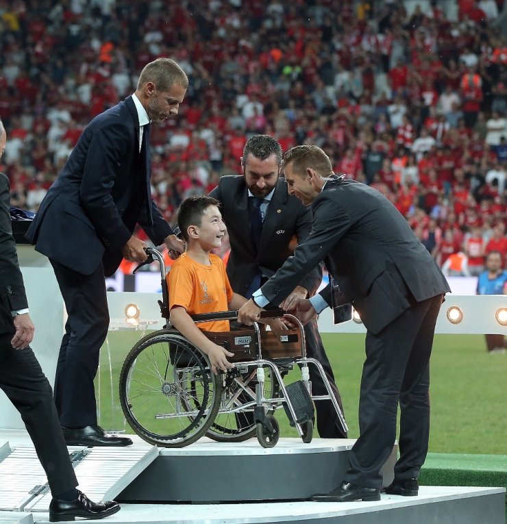 UEFA Süper Kupayı Liverpool, kupasını aldı.