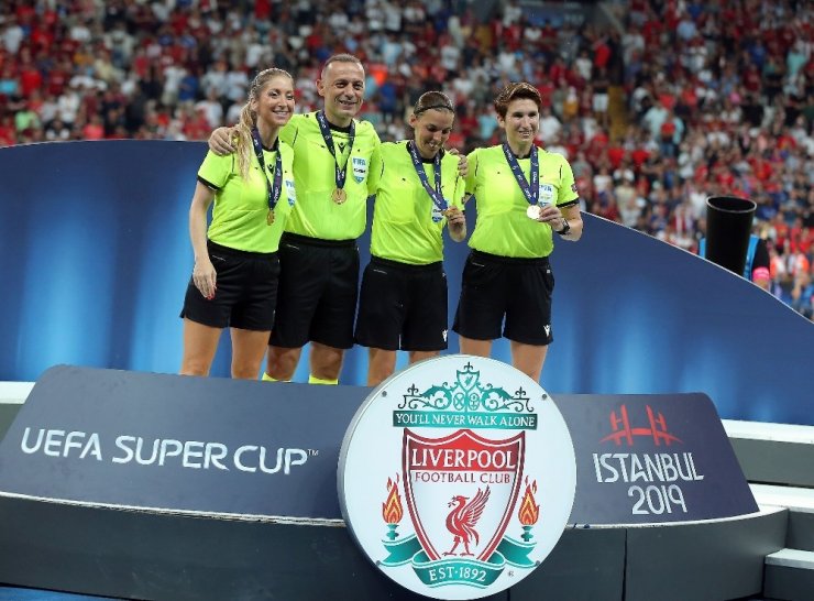 UEFA Süper Kupayı Liverpool, kupasını aldı.