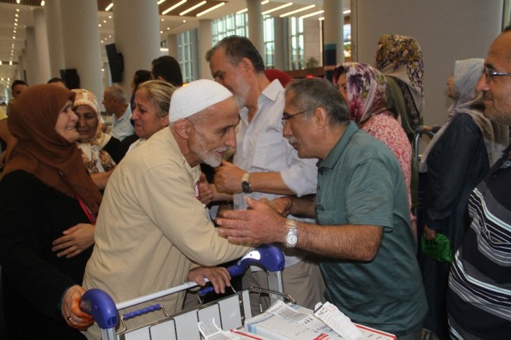 İlk Hac Kafilesi Türkiye'ye Döndü