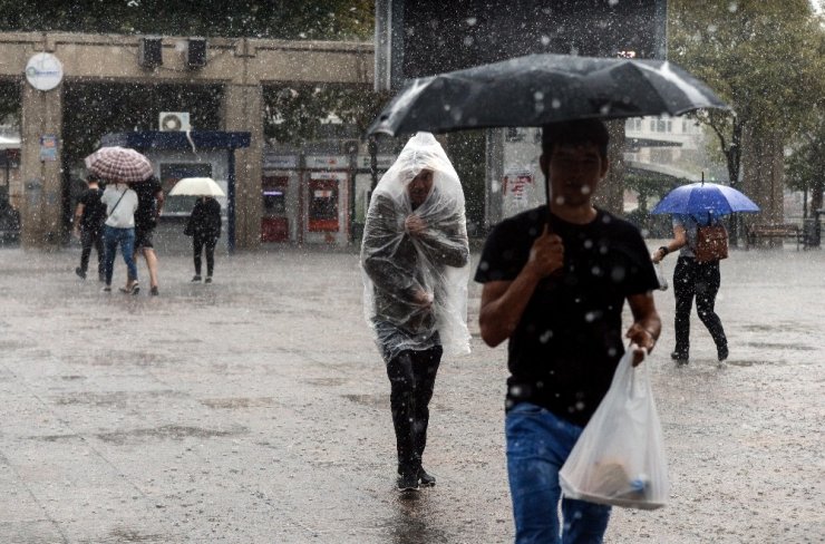 İstanbul'dan ilginç yağmur manzaralar