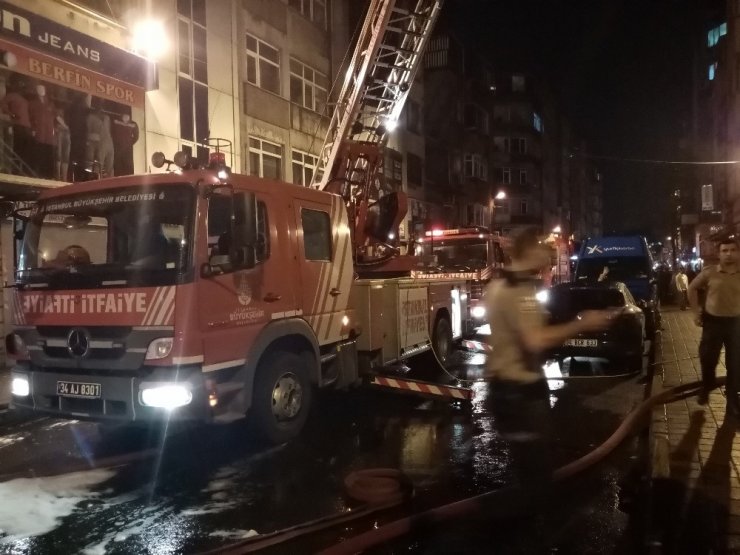 Aksaray’daki bir tekstil hanında çıkan yangın paniğe sebep oldu