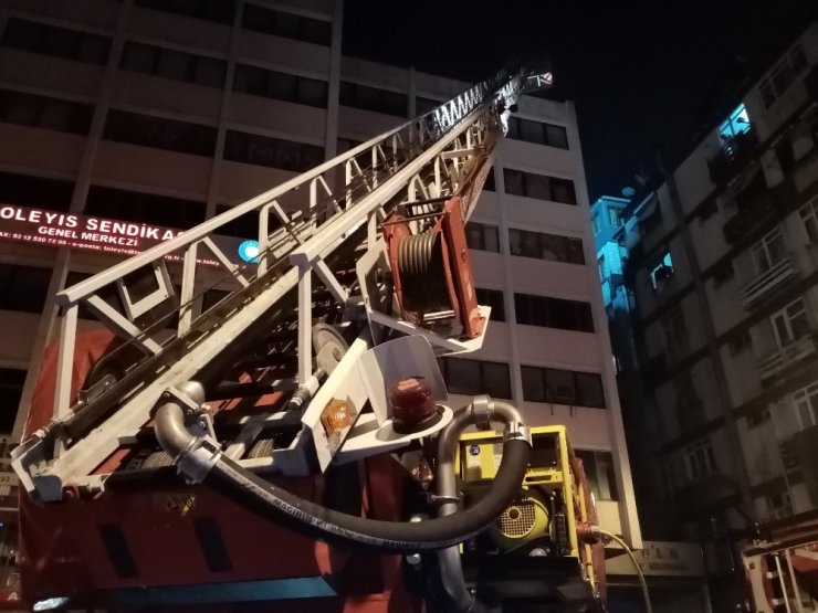 Aksaray’daki bir tekstil hanında çıkan yangın paniğe sebep oldu