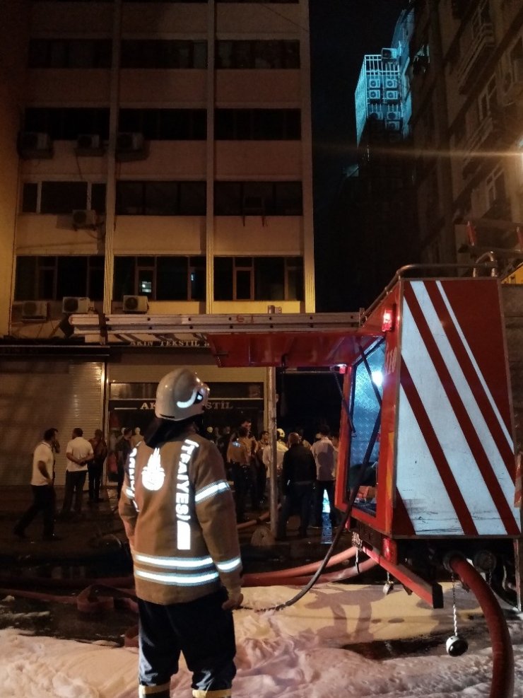 Aksaray’daki bir tekstil hanında çıkan yangın paniğe sebep oldu
