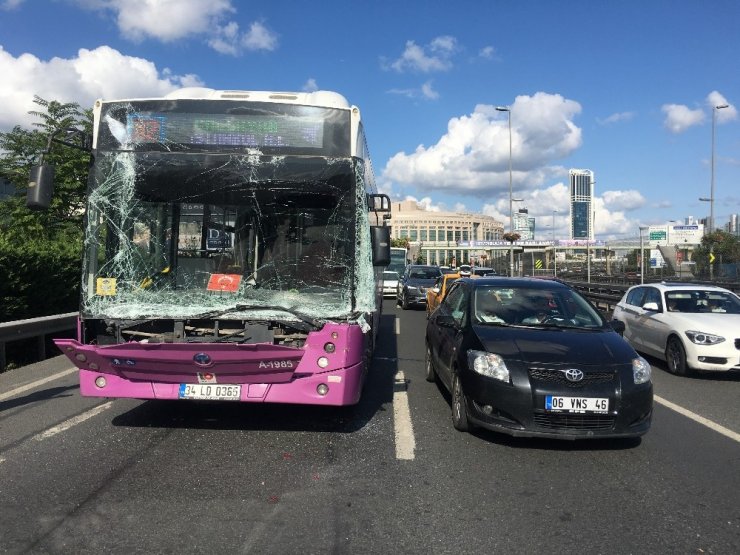 E-5 Karayolu’nda özel halk otobüsü nakliye kamyonuna çarptı