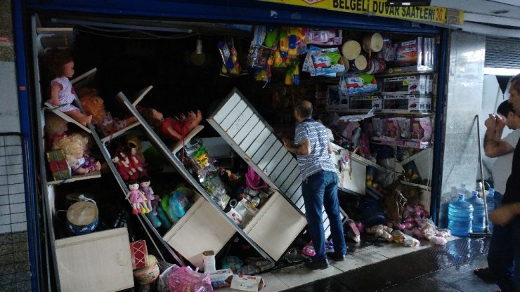 Eminönü alt geçitteki hasar suların çekilmesiyle gün yüzüne çıktı