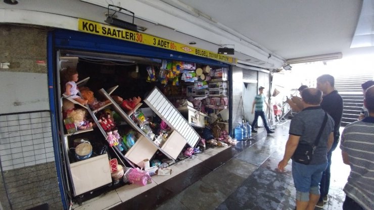 Eminönü alt geçitteki hasar suların çekilmesiyle gün yüzüne çıktı