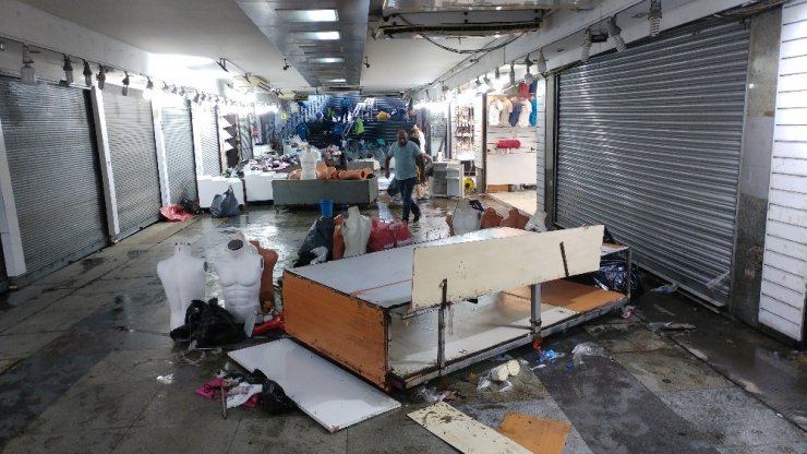 Eminönü alt geçitteki hasar suların çekilmesiyle gün yüzüne çıktı