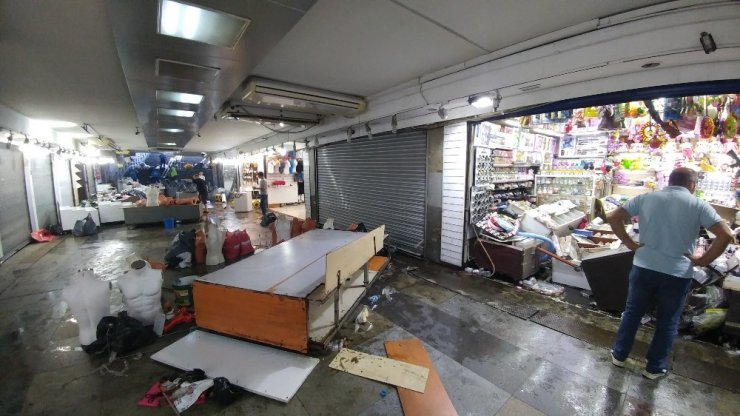 Eminönü alt geçitteki hasar suların çekilmesiyle gün yüzüne çıktı