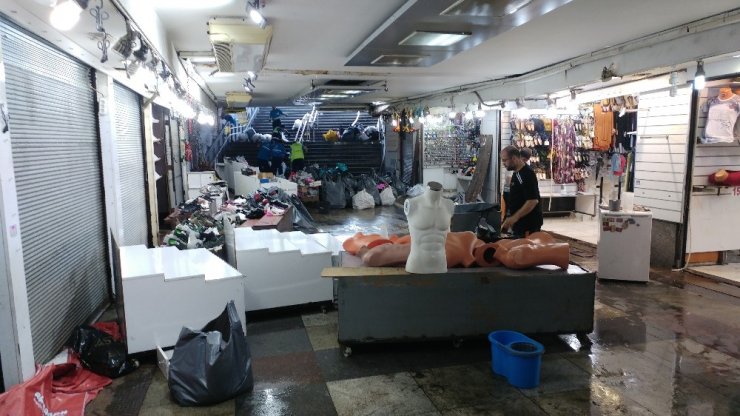 Eminönü alt geçitteki hasar suların çekilmesiyle gün yüzüne çıktı