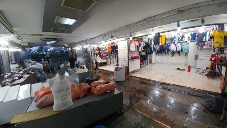 Eminönü alt geçitteki hasar suların çekilmesiyle gün yüzüne çıktı