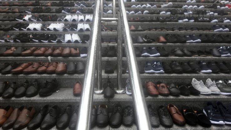 Eminönü’nde esnaf, su baskınından kurtardığı ayakkabıları merdivenlere serdi