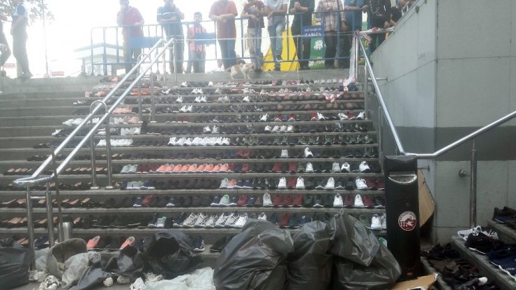 Eminönü’nde esnaf, su baskınından kurtardığı ayakkabıları merdivenlere serdi