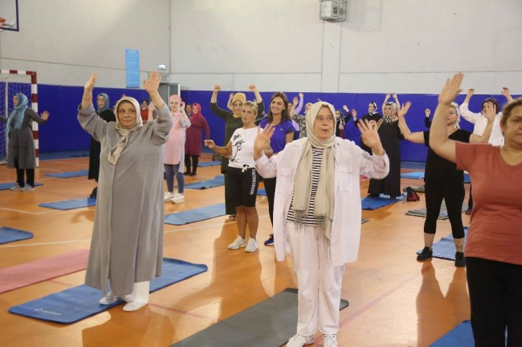 Eyüpsultanlı kadınlar, pilates ve zumba yaparak form tutuyor