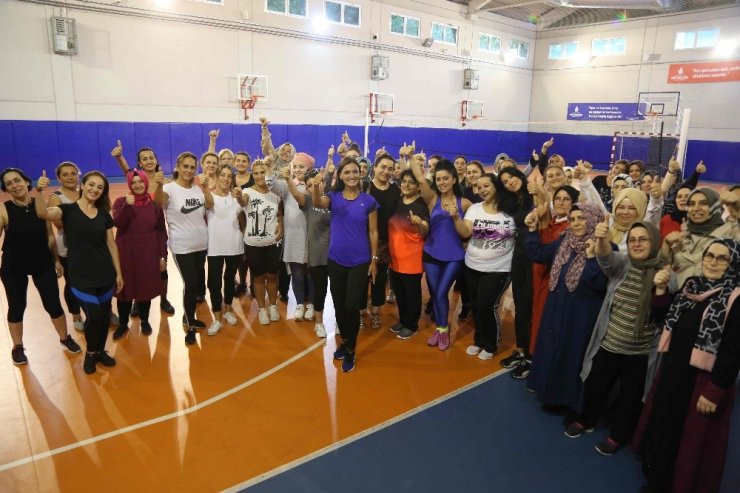 Eyüpsultanlı kadınlar, pilates ve zumba yaparak form tutuyor