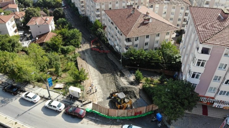 Göktürk Sokak’ta sağanak nedeniyle çöken yol çalışmaları sürüyor