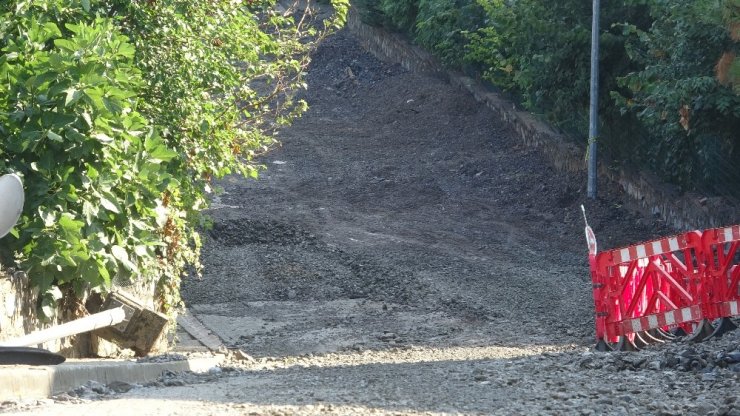 Göktürk Sokak’ta sağanak nedeniyle çöken yol çalışmaları sürüyor