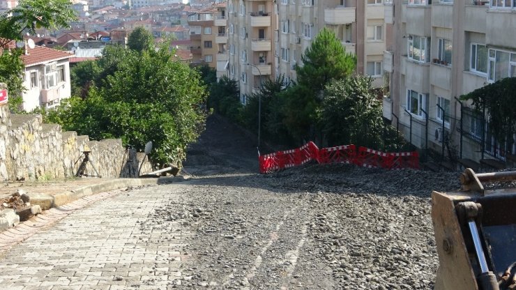 Göktürk Sokak’ta sağanak nedeniyle çöken yol çalışmaları sürüyor