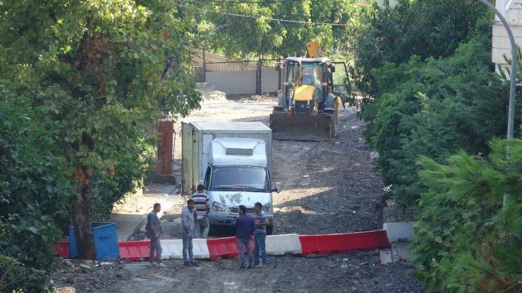 Göktürk Sokak’ta sağanak nedeniyle çöken yol çalışmaları sürüyor