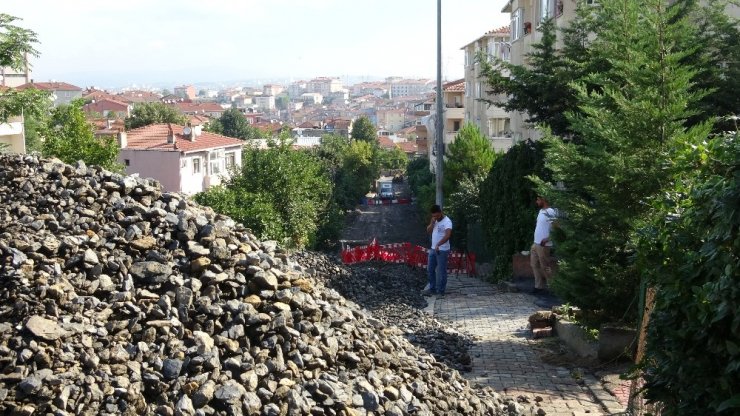Göktürk Sokak’ta sağanak nedeniyle çöken yol çalışmaları sürüyor