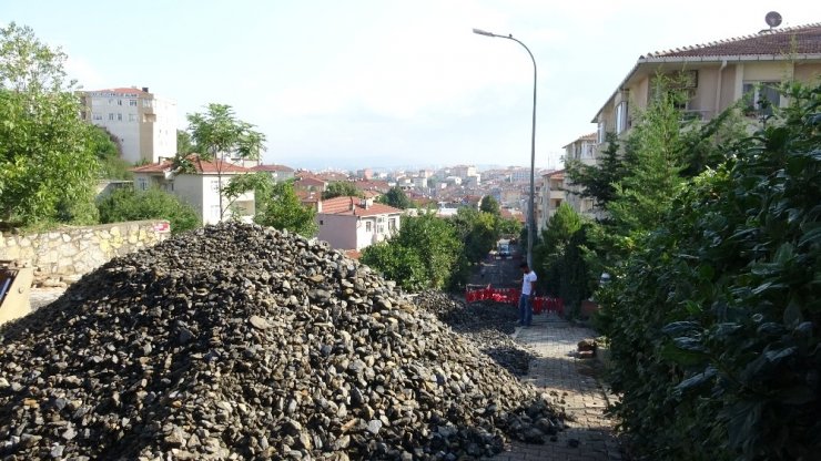 Göktürk Sokak’ta sağanak nedeniyle çöken yol çalışmaları sürüyor