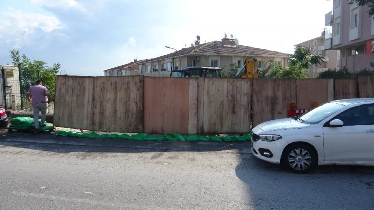 Göktürk Sokak’ta sağanak nedeniyle çöken yol çalışmaları sürüyor