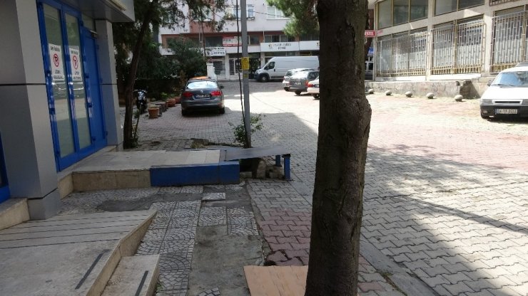 Otomobilin camını kırıp 24 bin lira çalan hırsızlar güvenlik kamerasında