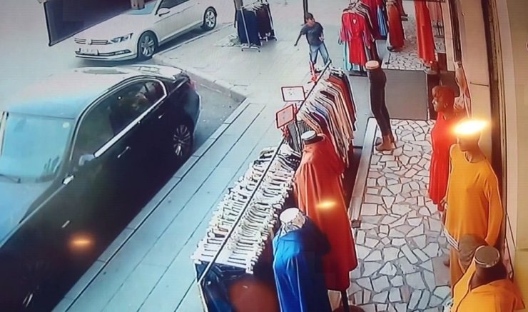 Küçük çocuğun tehlikeli oyunu, iş yerini yakıyordu