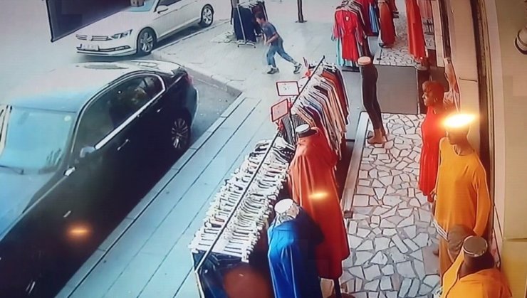 Küçük çocuğun tehlikeli oyunu, iş yerini yakıyordu